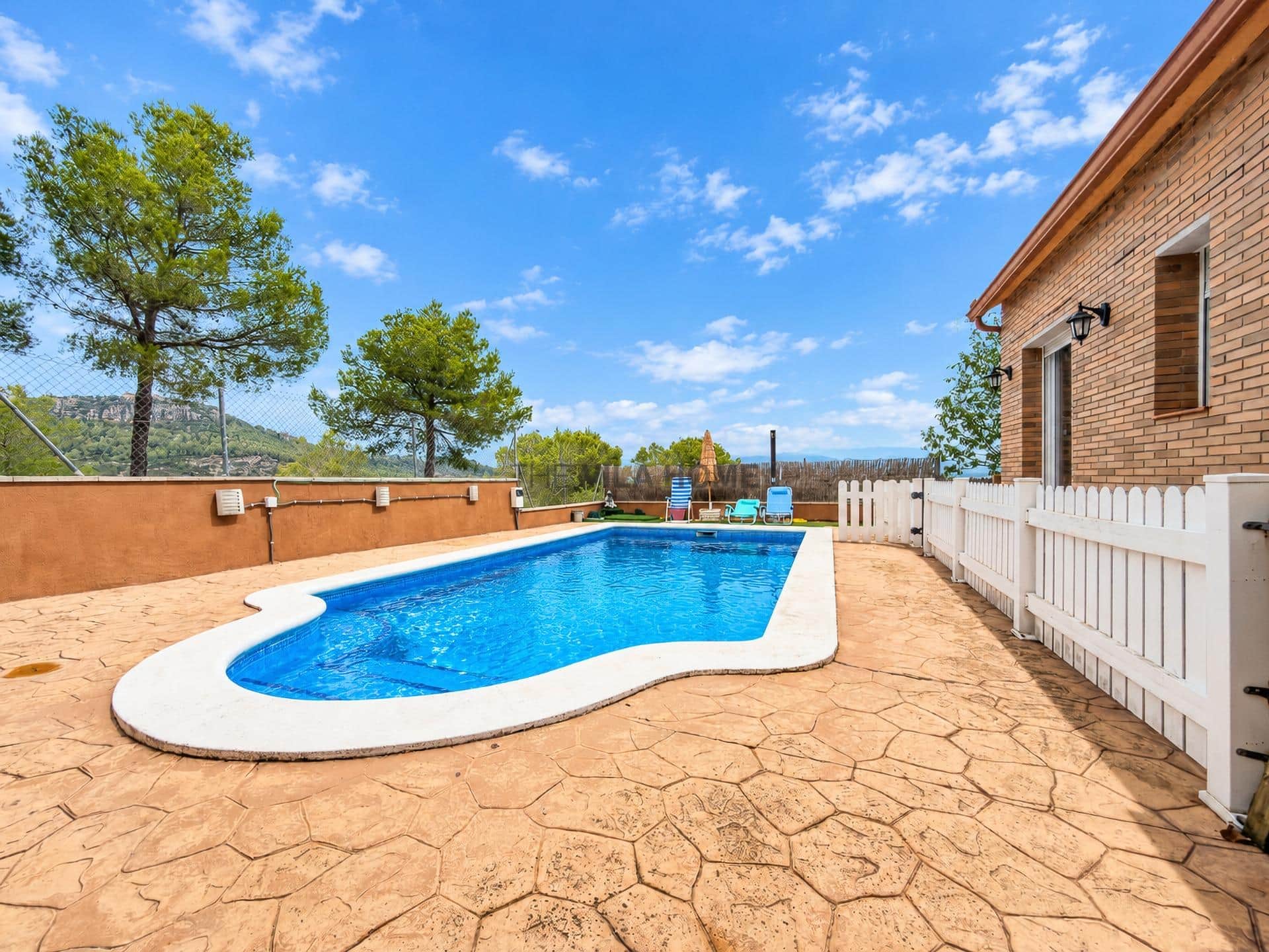Casa de 4 habitaciones con piscina en Canyelles — foto 4
