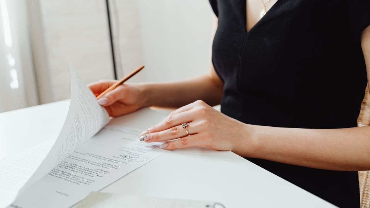 Firma de un contrato de arras penales durante una compraventa inmobiliaria en Catalunya