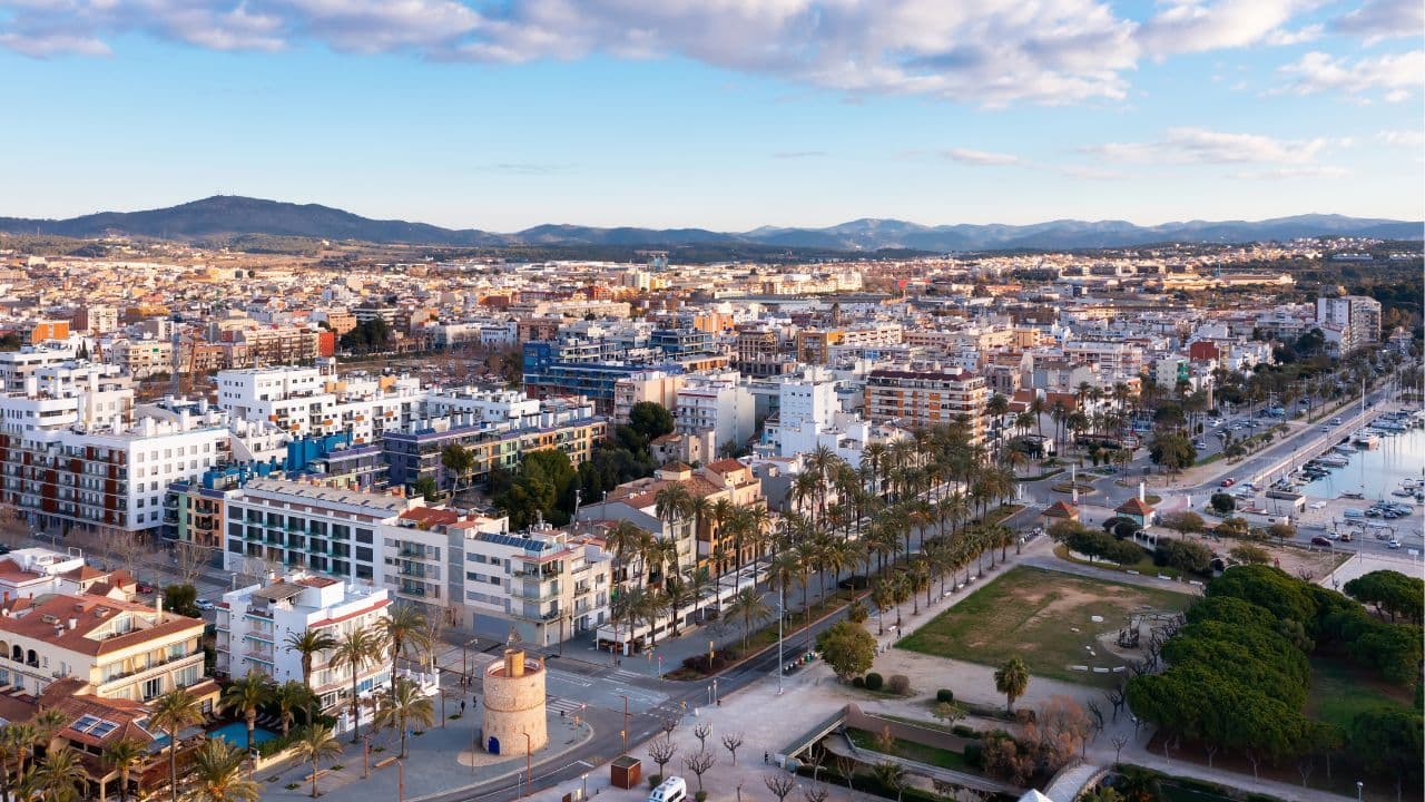 Vista de Vilanova i la Geltrú con el mar, la ciudad y viviendas residenciales