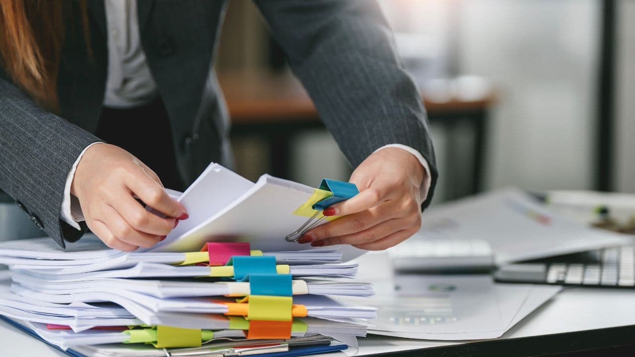 Proceso de venta de una vivienda explicado paso a paso con asesor inmobiliario revisando documentación inmobiliaria