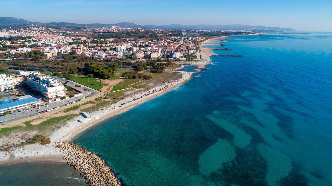 Vista aérea de Cubelles con playa, paseo marítimo y viviendas residenciales