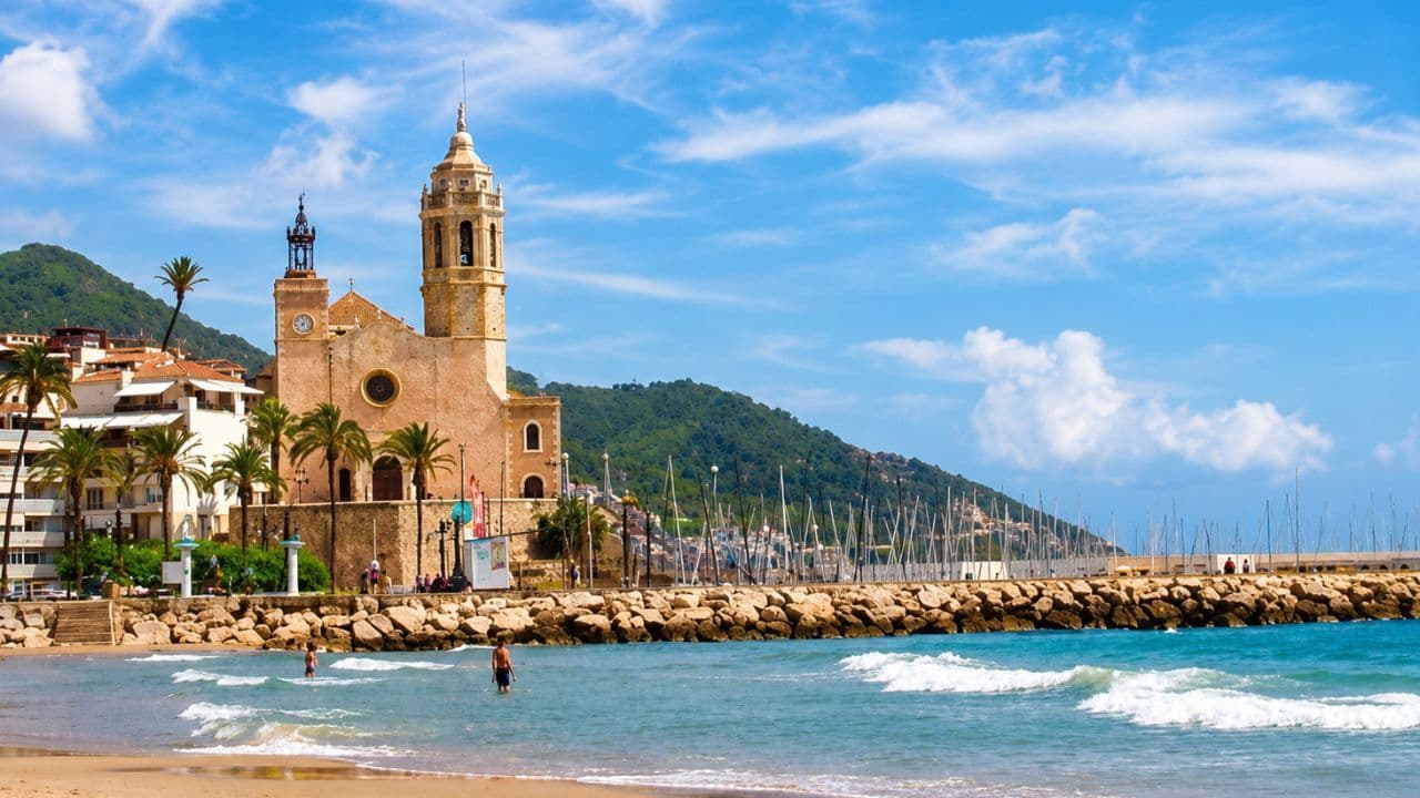 Vista panorámica del paseo marítimo y las playas de Sitges en un día soleado