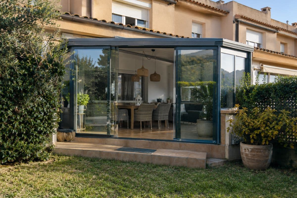 Terraza cerrada con aluminio en una casa del Garraf, un ejemplo habitual al vender casa con obras sin legalizar
