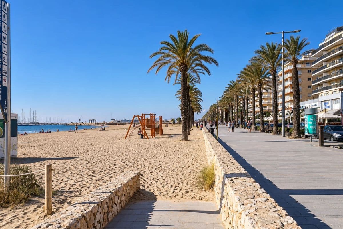Paseo marítimo y playa de Segur de Calafell en un día soleado, una imagen de lo que supone vivir en Calafell